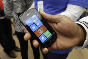 Обновление Windows Phone 7 Mango получит универсальный IM-клиент и облачный Office